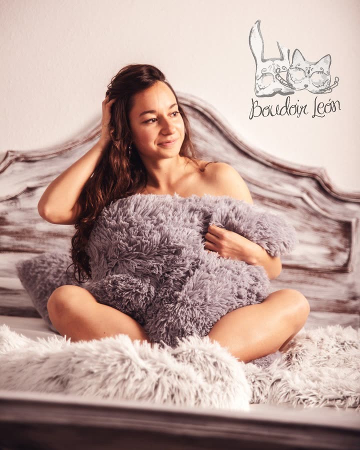 Boudoir esencial mujer natural cama cojín gris luz suave León